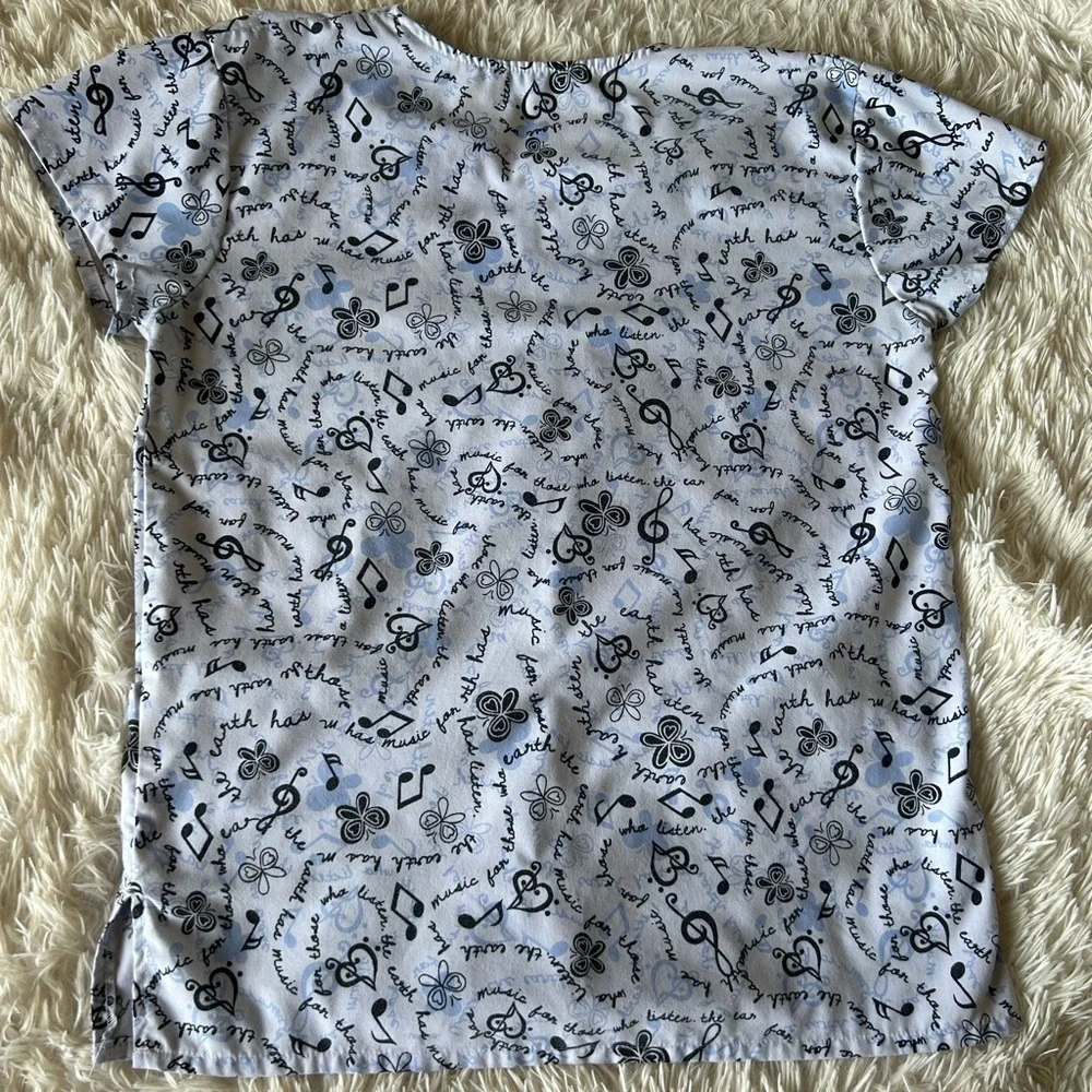 Cassandra O Music Print Woman’s XS Scrub Top - Picture 4 of 6